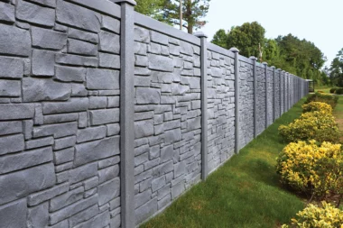 Boulder fence in Dark Gray Granite with bushes