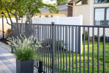 73028041-73017992-ActiveYards-DogwoodVinylFence-White-BedrockAluminumFence-MatteBlack-Scene02