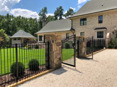 Salem alternating spear picket fence in black with double walk through swing gate