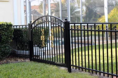 Salem alternating spear picket fence with walk through arched gate